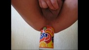 Это не реклама напитка Fanta, это мужик который засунул бутылку из под популярного напитка, себе в задницу