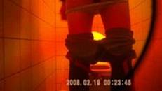 Подсмотрел как писает брезгливая чистоплотная девочка, после облегчения она протёрла насухо свои половые губы, туалетной бумагой