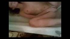 Сестра с закрытыми глазами, мастурбирует напором воды из под крана в ванной, я стаю и подглядываю