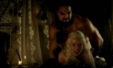 Кхал Дрого ебёт раком плачущую кхалиси Дейнерис, разрывая половым бревном её пищеварительную систему