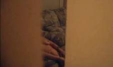 Подсматриваю в дверную щель за Пиздачёсом своей соседке в Общаге, она видимо не заметила что дверь приоткрылась