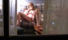 Пожилая мымра с Мастурбатором в руках смотрит Порнографический фильм