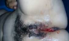 Оргазм во время месячных, судорожные спазмы и пузырящаяся кровь из влагалища - Видео с мастурбацией свежим огурцом