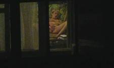 В районе новостроек, в окне противоположного четырнадцати этажного дома, наблюдаю сквозь приоткрытое окно, как женщина мастурбирует лёжа на кроватке, и ничего не подозревает