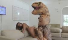 Тиранозавр рекс, спаривается с питекантропом женщиной. Это отвечаю, смешно до слёз