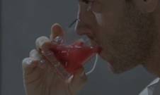 Компот из менструации. Мужчина выпил стакан сока, в составе которого были кровянистые выделения из только что вытащенного ватного тампона