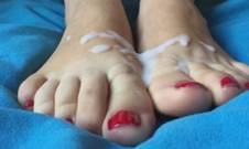 Кончил густыми шматками состоящих из сперматозоидов, на стопы девочки с покрашенными ногтями, ярко красным лаком