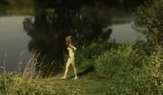 Старый полулысый, усатый мудазвон, спрятавшись сидит в кустиках, и подглядывает за купающейся голышом, пиздючкой