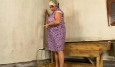 Баба Дуся из села Кукуево, совсем свихнулась на старость лет, взяв вилы в руки, запихала рукоятку от них, в свою дряблую вагину