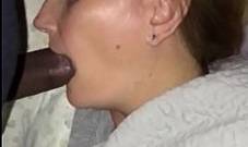 Занимается оральным сексом с покойником, долбя бледную холодную шкуру в обездвиженный рот