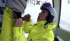 Альпинистка, прямо в кабинке для подъёма на гору, отсасывает член своему попутчику