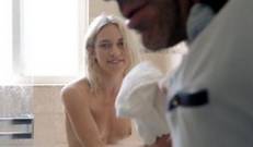 Хитрая падчерица поставила батю в неловкое положение, когда голая попросила принести полотенце