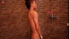 Азиатский педик подмывается в душе,  к нему заходит тощий подросток и начинает его ебать в жопу, предварительно навалял ему в рот