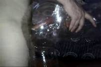 Мужчина долбит надувную прозрачную бабу, наблюдая как его фаллос натирает на своей головке кровянистые мозоли