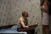 Инцест между папой и дочерью, которая очень поздно вернулась домой и была наказана кожаной дубинкой между ног