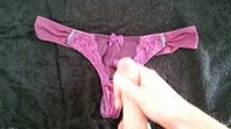 Дрочу на кружевные розовые трусики, с яркой бабочкой в самом центре
