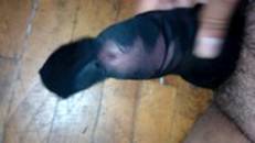 Одел капроновые колготки на елду, покрепче обхватил свой иллюминат и принялся усердно его наяривать