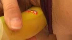 Предпочитает спелые, сочные бананы, вместо мужских половых органов