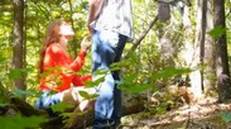 В осеннем лесном массиве, красотка в красной кофточке, делает минет юноше