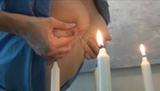 Тушит горящую свечку молоком из собственных сисек, сдавливая сосок двумя пальцами, брызгая струёй на пламя