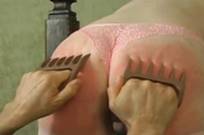 Кастетами с длинными острыми когтями как у Росомахи, расцарапал пятую точку блондинке, почти до крови